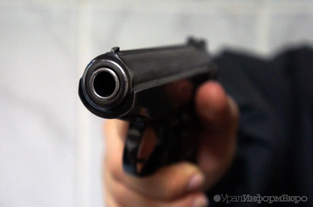 В Екатеринбурге неизвестный подстрелил двух мужчин
