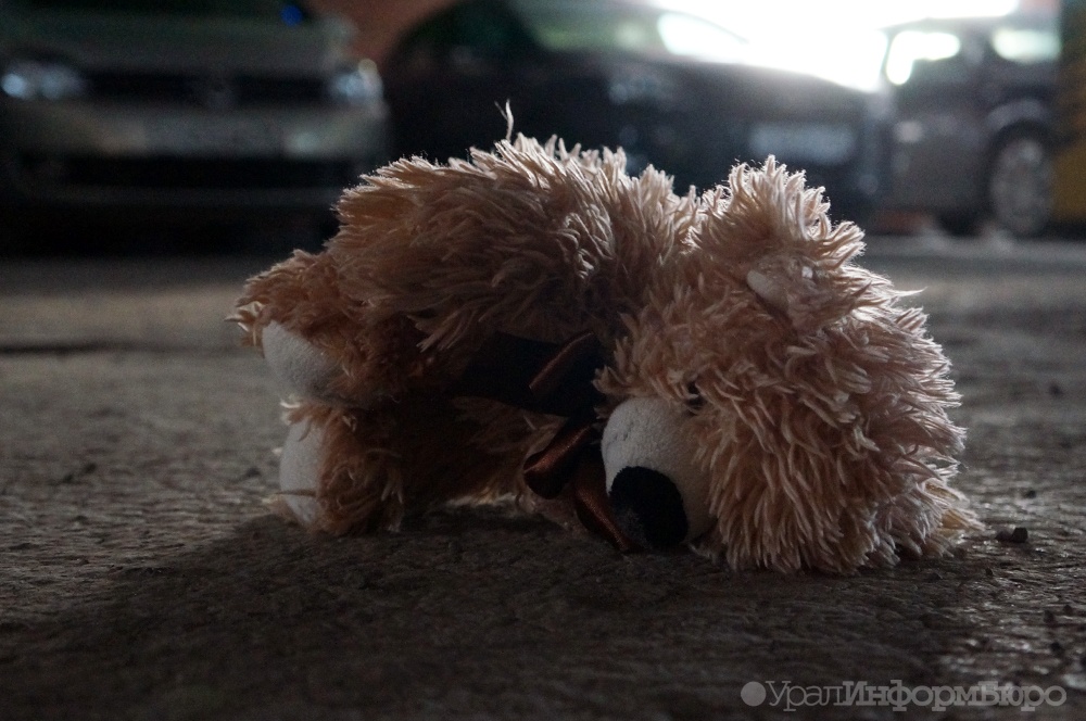 В Каменске-Уральском 3-летняя девочка одна гуляла по дороге
