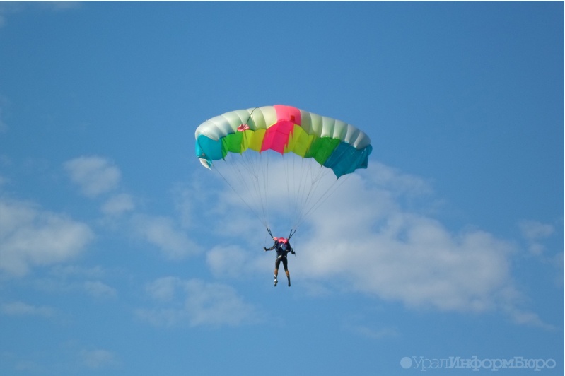 Жительница ЮАР отметила 100-летие прыжком с парашютом