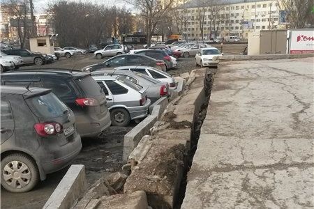 Екатеринбургский ДК Лаврова свалил вину за повреждение машин на энергетиков