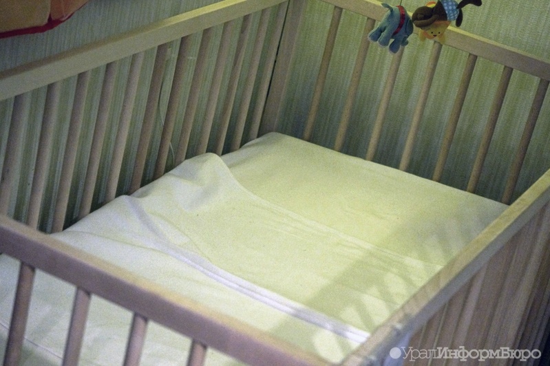 На Среднем Урале младенец умер рядом со спящими родителями