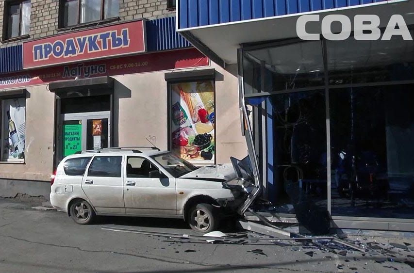 В Екатеринбурге Lada Priora снесла витрину магазина на Куйбышева
