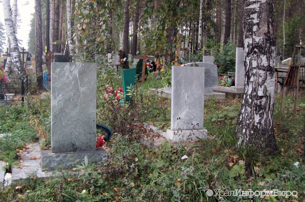 В Копейске рабочие огородили траншею надгробными плитами