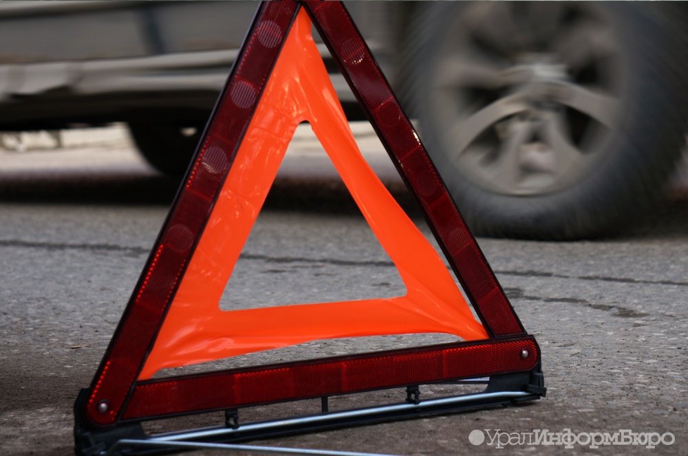 В Челябинске иномарка въехала столб - пассажирку доставали спасатели