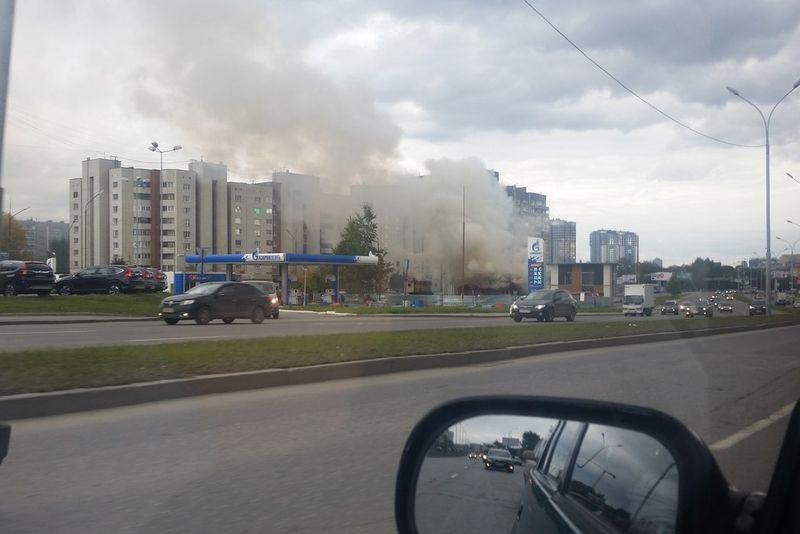 В Екатеринбурге свирепствует пожар у АЗС недалеко от 