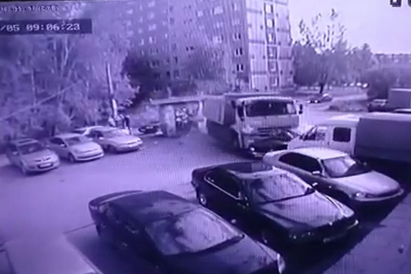 В Екатеринбурге угонщик КамАЗа протаранил несколько легковушек