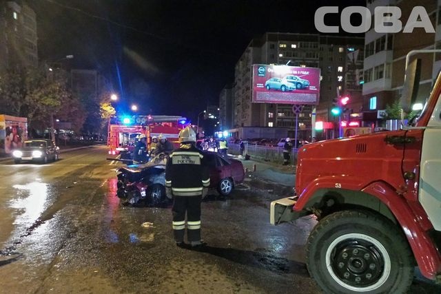 В Екатеринбурге столкнулись две иномарки – одна из них загорелась