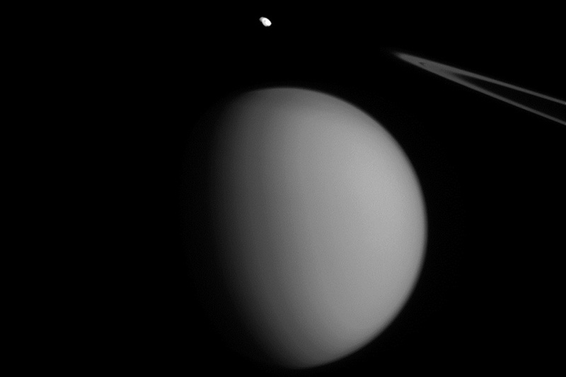 Cassini запечатлела на одном снимке два спутника Сатурна 