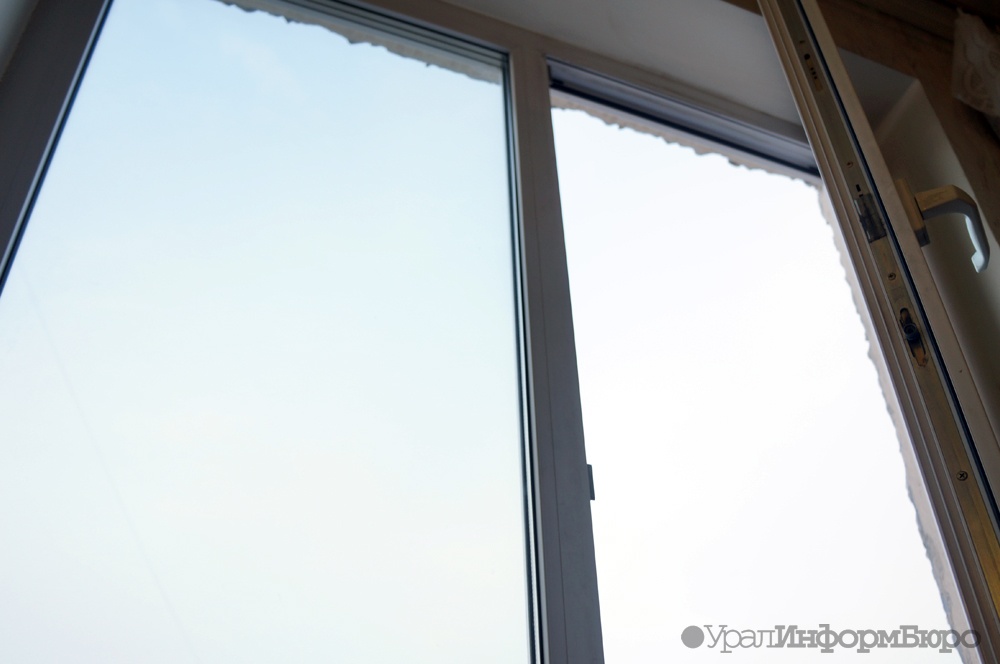 В Шадринске 3-летняя девочка выпала из окна четвертого этажа
