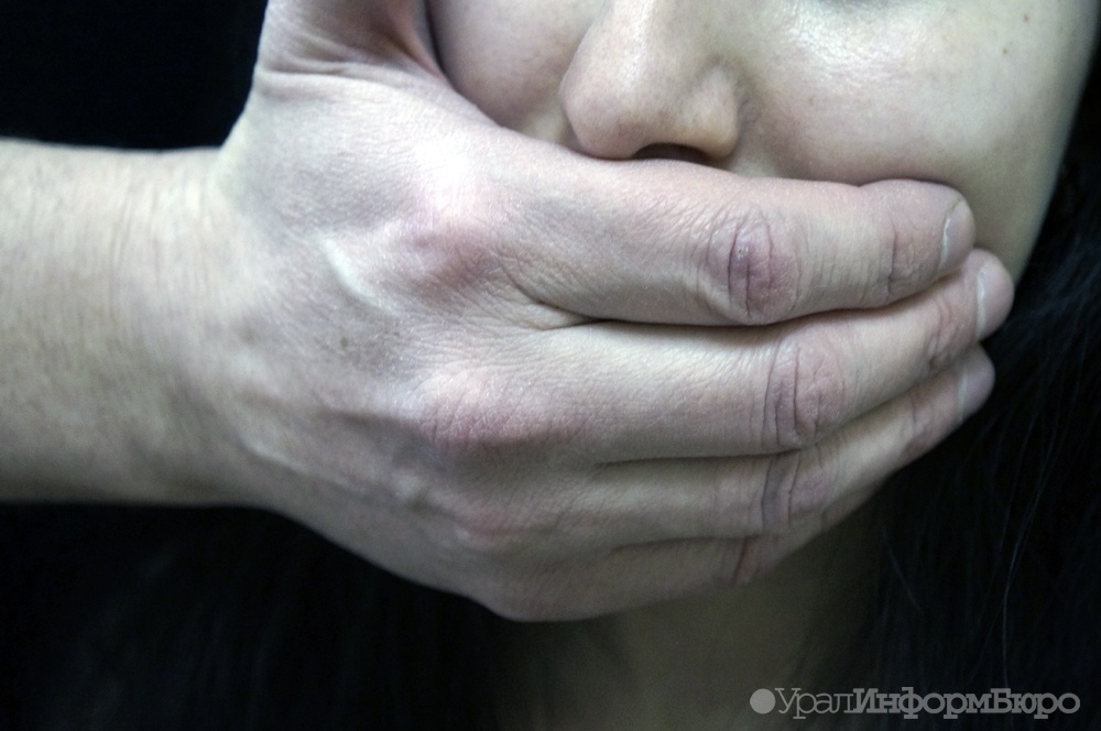 В Первоуральске за изнасилование школьницы задержаны полицейский и помощник машиниста