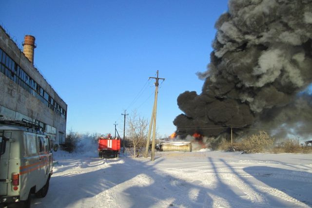 В Зауралье полыхает пожар на литейно-механическом заводе