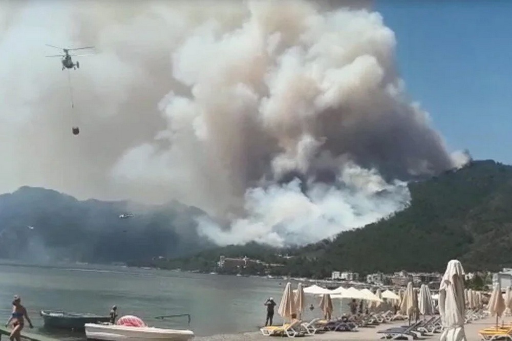 Возле популярного турецкого курорта начался крупный лесной пожар
