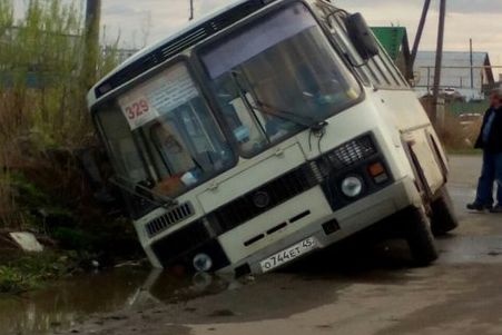 В Кургане рейсовый автобус провалился в дорожную яму