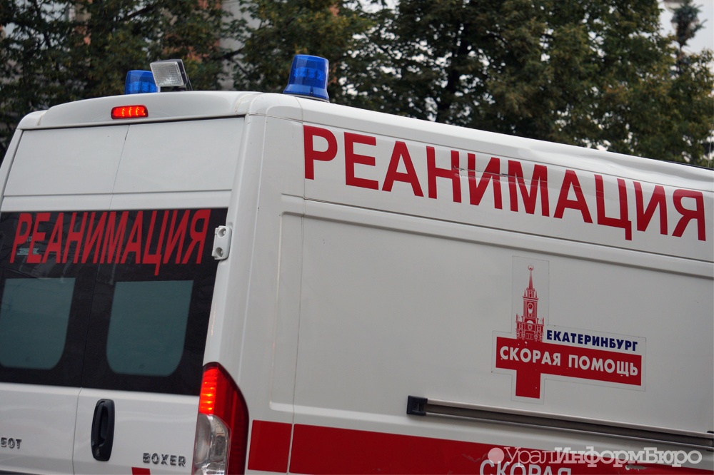 На трассе Челябинск – Екатеринбург грузовик протаранил две легковушки