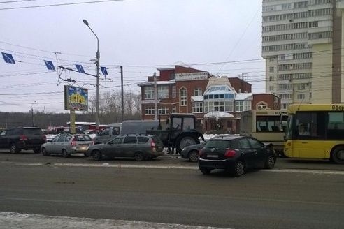 В Перми потерявший сознание водитель автобуса въехал в трактор