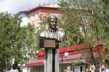 В Нефтеюганске открыли памятник убитому мэру Владимиру Петухову