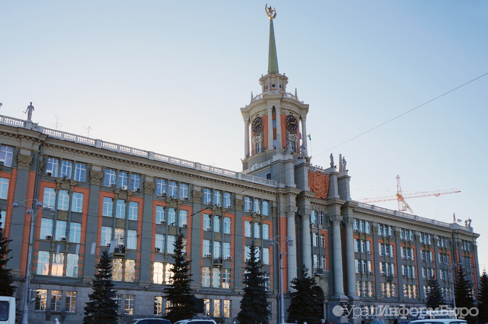 Екатеринбургским коммунальщикам дали сутки на расчистку города