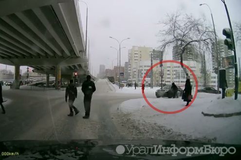 В Екатеринбурге автомобиль занесло на пешехода 