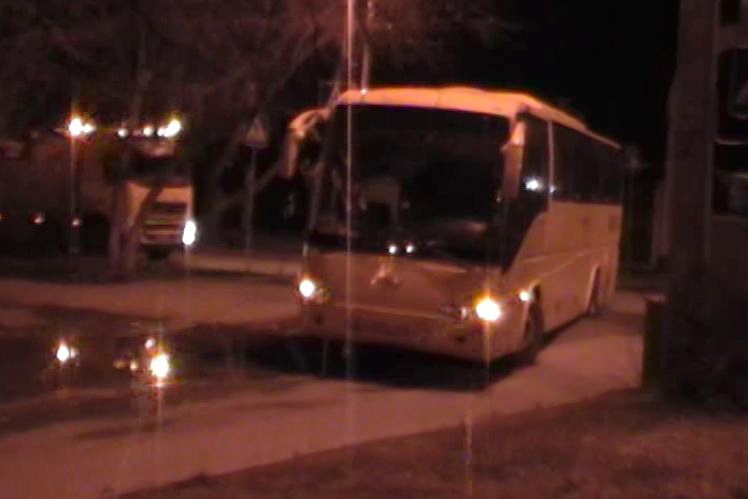 В Челябинске автобус с детьми провалился в яму 