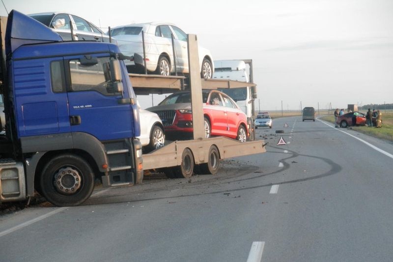 В Тюменской области автомобиль с молодой семьей столкнулся с тягачом