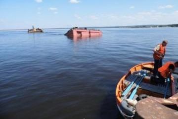 Прокуратура заинтересовалась затонувшей в Прикамье баржой с солью