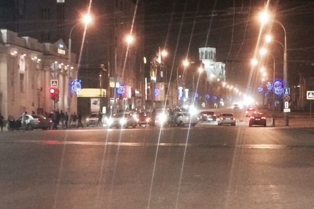 Ночью в центре Екатеринбурга столкнулись 6 машин