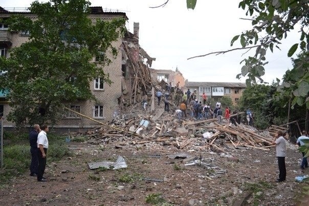 Украинская авиация разбомбила четырехэтажку в Снежном