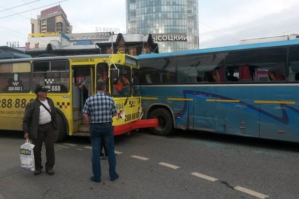 В центре Екатеринбурга автобус 