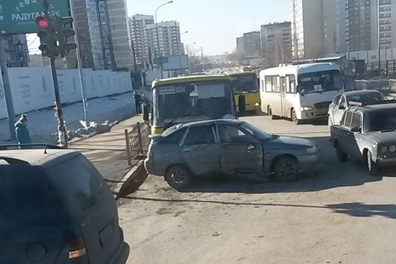 В Екатеринбурге столкнулись автобус и легковушка