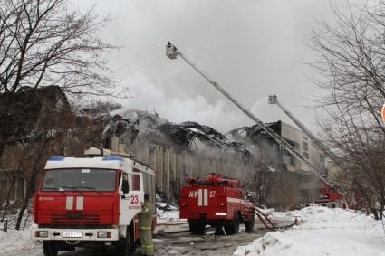 В Москве более 20 часов тушат пожар в библиотеке ИНИОН