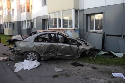 В Ханты-Мансийске Honda въехала в дом - погибли три человека