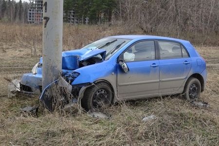 В Екатеринбурге автоледи сбила столб 