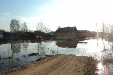 Разлившаяся Иньва затопила улицы Кудымкара 