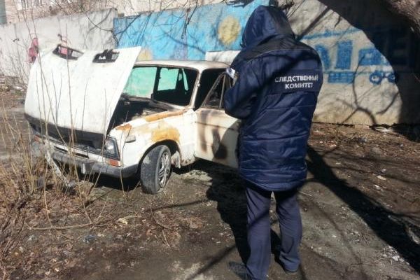 В Екатеринбурге в горящей машине найдена женщина