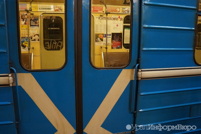 В метро Екатеринбурга мужчина бросился на рельсы