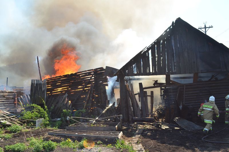 Дома в красноуфимском селе могли заполыхать от рук поджигателя