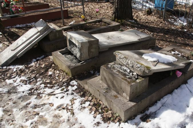 В Нижнем Тагиле вандалы устроили погром на кладбище