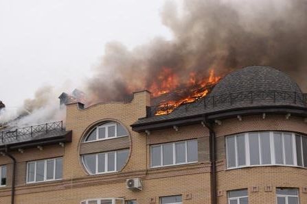 Пожар в жилой трехэтажке Нижнего Тагила начался из-за рабочих