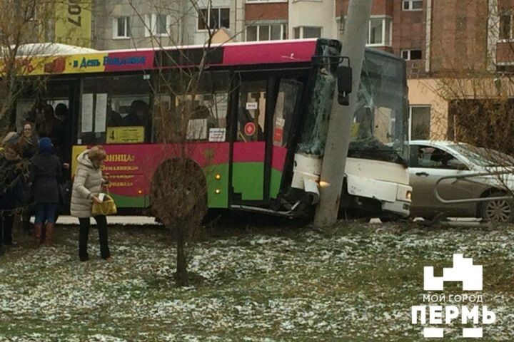В Перми автобус протаранил столб