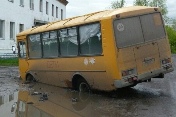 В Зауралье школьный автобус провалился в яму