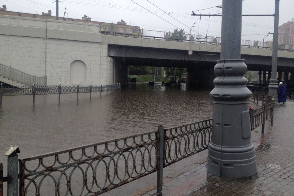 Москва захлебнулась дождями - людей эвакуируют