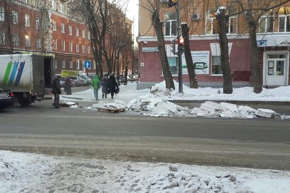 В Екатеринбурге мороженая рыба парализовала движение автомобилей