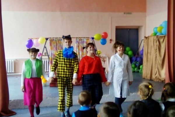 Юные актеры Карабаша привезли в поселок Томинский кота Леопольда