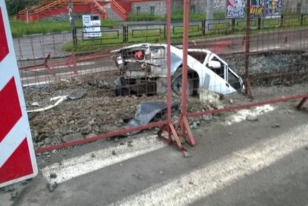 В Екатеринбурге огромная яма поглотила автомобиль