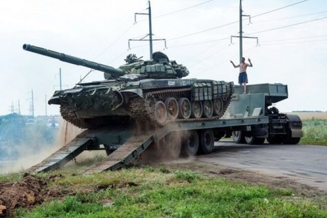 На трассе Екатеринбург - Челябинск автоинспекторы задержали танк 