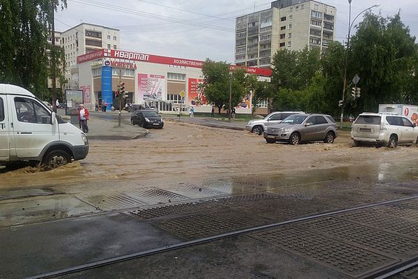 В столице Урала перекрёсток ушёл под воду