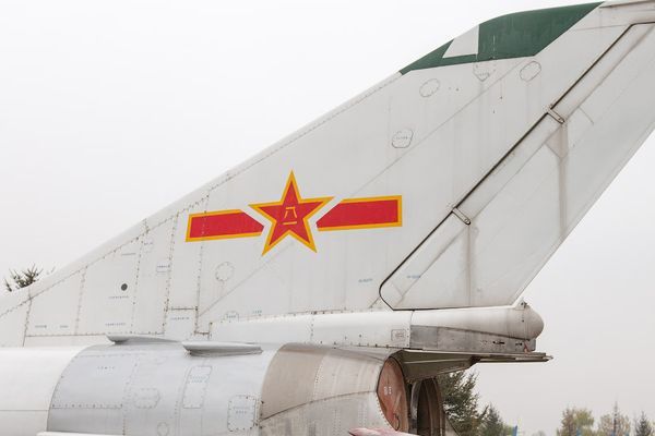 В горах на востоке Китая упал военный самолёт