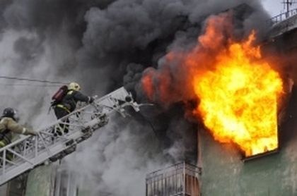 В Южно-Сахалинске пожар охватил 10-этажный дом