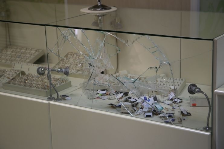 В Челябинске налетчики в медицинских масках ограбили ювелирный магазин