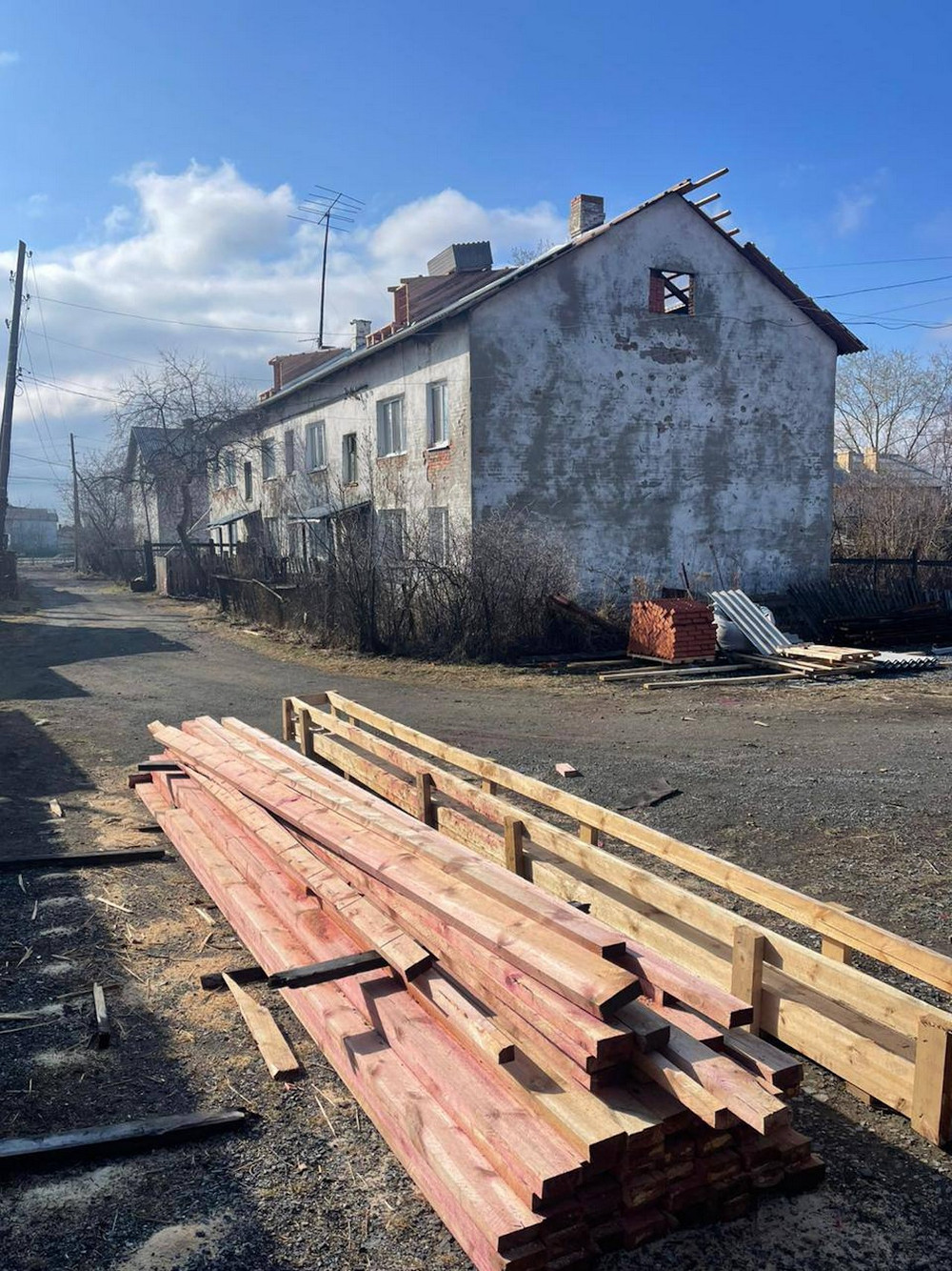 В пострадавшей от пожара Сосьве начался ремонт жилых домов | 28.04.2023 |  Екатеринбург - БезФормата